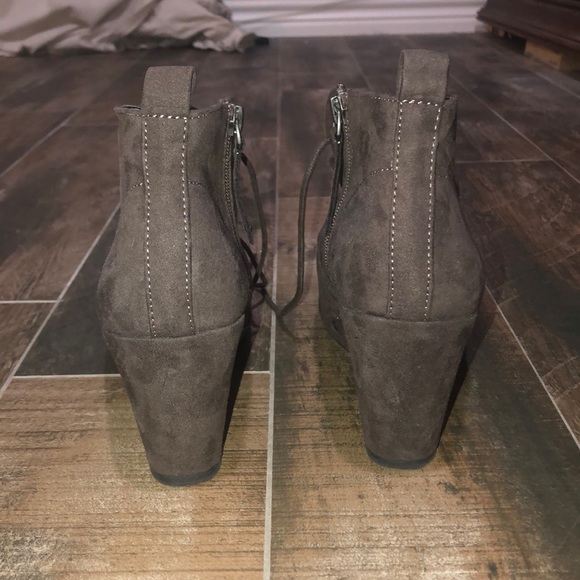 Brown suede booties. Size 81/2 - Picture 4 of 5